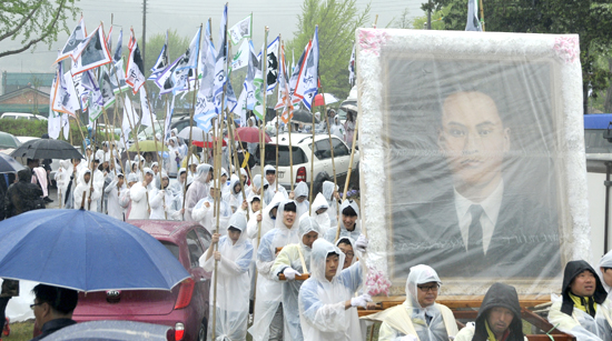 학생들의 손에 들린 만장행렬이 장관을 이룬 윤봉길 의사의 영정이 도중도로 들어서고 있다. 