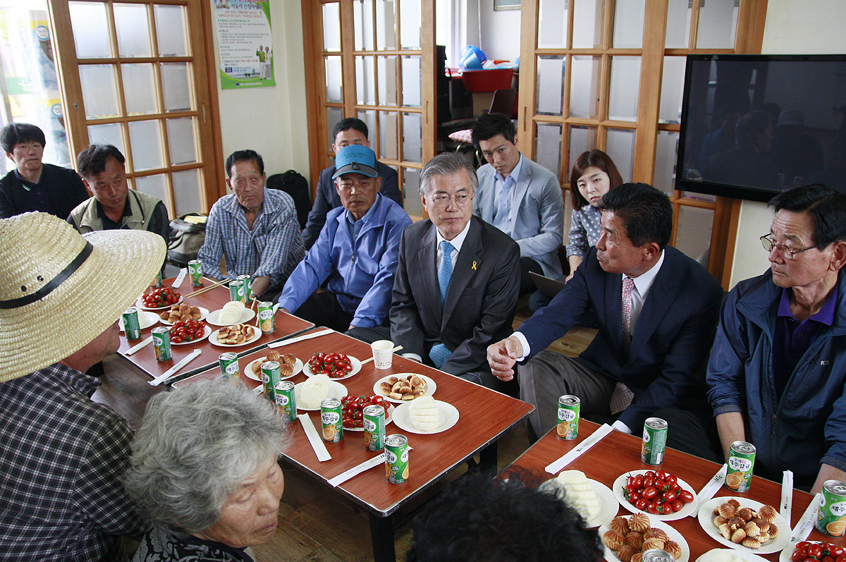 4일 오후 문재인 새정치민주연합 대표는 4·29 재보선에서 자신에게  가장 쓰라린 참패를 안겨준 광주를 찾아, 서구을 지역 주민들과 간담회 열고 재보선 참패에 대한 사과와 함께 당의 혁신을 거듭 다짐했다. 광주광역시 서구 서창동 소재 발산마을회관에서 문재인 대표가 주민의 이야기를 굳은 표정으로 듣고 있다. 