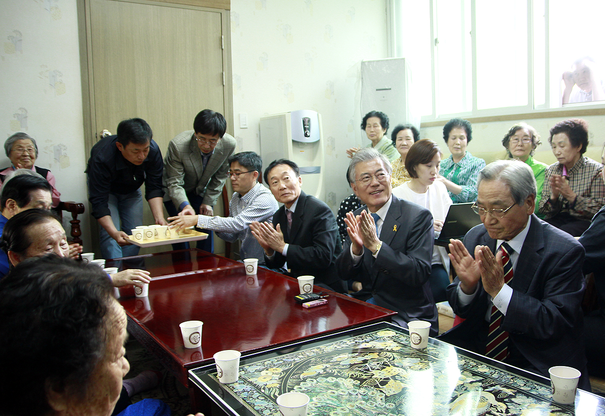  4일 오후 광주광역시 서구 풍암동 소재 한 아파트 경로당을 방문한 문재인 새정치연합 대표에게 주민들이 격려의 박수를 보내고 있다. 이날  문 대표는 4·29 재보선 참패 이후 처음으로 광주를 찾았다. 문 대표는 이날 광주 서구을 주민들을 만나 "면목없다, 송구스럽다"라며 재보선 참패에 대해 사과하며, "야권 분열은 안된다, 광주 민심은 야권이 더 크게 통합해서 총선에서 대선에서 이겨달라는 주문이다"라며 호남발 야권개편을 경계했다.  주민들은 쓴소리를 하기도 했지만 대체로 문 대표에게 덕담과 위로를 건네는 주민들이 많았다.