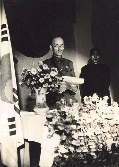 광복군 성립 전례식의 이청천 장군. 오른쪽은 김구 주석.(1940. 9. 17.)
