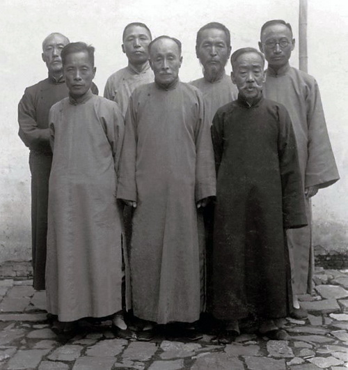 자싱 피난 시기의 임정 국무위원들(1935). 이들은 전장으로 옮겨 제4차 내각을 구성했다. 왼쪽부터 조완구·이동녕·이시영(앞줄) 송병조·김구·조성환·차리석(뒷줄)