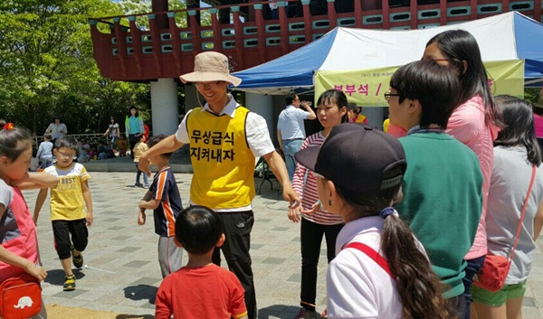  5일 어린이날을 맞아 창원에서는 무상급식 지키기 활동이 벌어졌다.