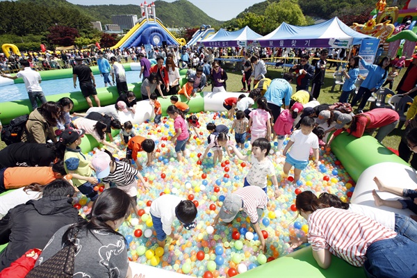 두산중공업을 비롯한 두산인프라코어, 두산엔진, 두산건설, 두산DST, 두산모트롤 등 창원지역 두산 6개 계열사는 5일 어린이날을 맞아 1만여 명 임직원 및 협력사 가족과 1500여 명 지역 소외계층 아동들을 초청한 가운데 두산중공업 대운동장에서 '2015 두산 가족문화제(Happy Sharing, Happy Together)' 어린이날 행사를 펼쳤다. 이 날 행사에 참가한 임직원 자녀들과 복지시설 아동들이 보물찾기 게임을 하며 즐거운 한때를 보내고 있다.