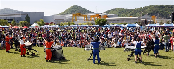 두산중공업을 비롯한 두산인프라코어, 두산엔진, 두산건설, 두산DST, 두산모트롤 등 창원지역 두산 6개 계열사는 5일 어린이날을 맞아 1만여 명 임직원 및 협력사 가족과 1500여 명 지역 소외계층 아동들을 초청한 가운데 두산중공업 대운동장에서 '2015 두산 가족문화제(Happy Sharing, Happy Together)' 어린이날 행사를 펼쳤다. 식전공연으로 펼쳐진 ‘바투타카’ 타악기 공연을 어린이와 가족들이 관람하며 즐거운 한때를 보내고 있다.