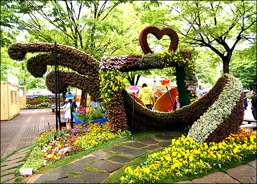 꽃중의 꽃 2015 “고양국제 꽃 박람회”가 열리고 있는 현장 모습입니다. 비가내려 꽃은 싱싱 하지만 관객이 대부분 실내관으로 몰려있다. 