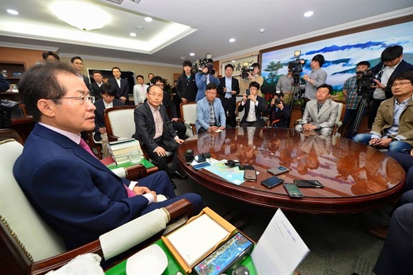  성완종 리스트와 관련해 검찰 소환조사가 임박한 홍준표 경남지사는 6일 오전 경남도청 집무실에서 기자들을 만나 의혹을 부인하면서 해명하고 있다.