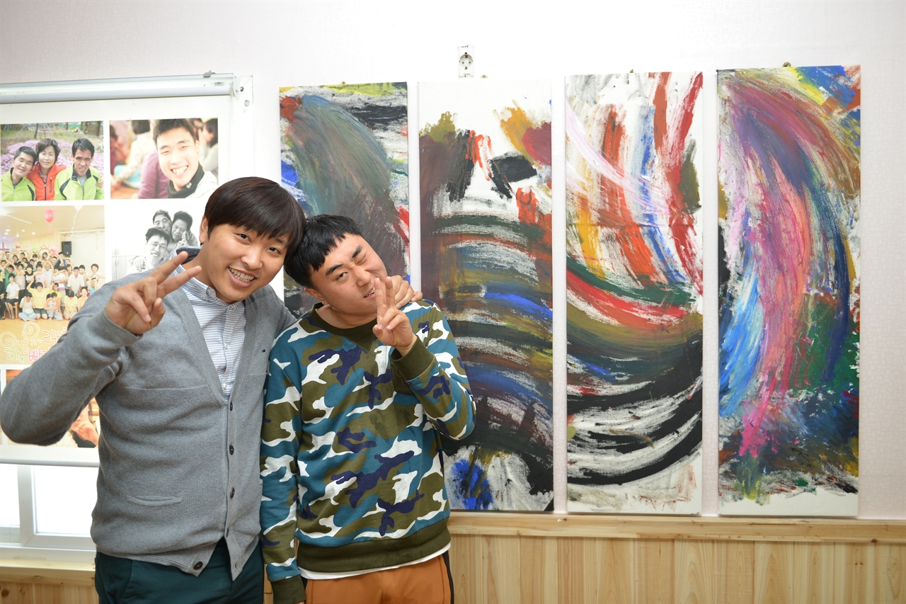 상원씨는 올해 9월에 작품 전시회를 하는 자폐장애 1급 김정훈씨를 지도하고 있다. 