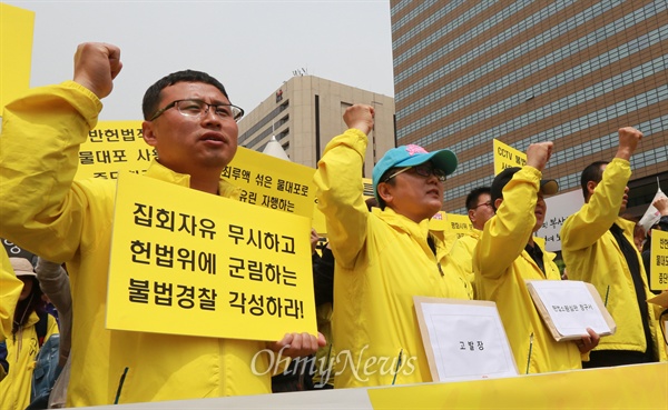 세월호 유가족 '경찰 최루액 물대포, 헌법소원 청구' 정부가 세월호 참사 유가족 등의 반대에도 불구하고 6일 국무회의에서 세월호 특벌법 정부 시행령안을 강행 처리한 가운데, 서울 종로구 광화문 세월호 농성장에서 4.16가족협의회 유가족과 4.16연대 회원들이 기자회견을 열어 "의결된 시행령안에 대해 받아들일 수 없다"며 "강제가 되더라도 온전히 거부한다"고 입장을 밝혔다.
이날 이들은 지난 5월 1일과 2일 세월호 참사 진상규명을 가로막는 정부 시행령안 폐기를 촉구하는 1박 2일 결의대회에서 경찰 차벽과 캡사이신, 최루액 물대포 등의 불법적 공권력 사용을 규탄하며 경찰의 최루액 물대포 사용에 대해 헌법소원 청구서를 제출했다.