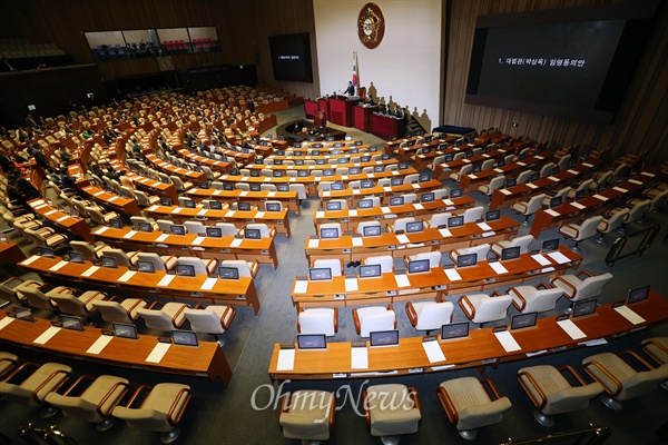 새정치민주연합과 정의당 의원들이 6일 국회 본회의에서 박상옥 대법관 임명동의안 표결에 불참한 상태에서 새누리당 의원 158명만 참여한 가운데 찬성 151표, 반대 6표, 무효 1표로 가결됐다.