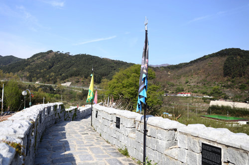 구례군 계척마을에 조성된 만리장성. 산수유 씨앗을 가져온 중국 산동성의 처녀를 기리며 만들어 놓았다. 