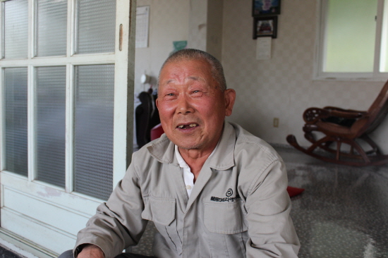 올해 79세인 박제완 할아버지는 6.25 한국 전쟁 때, 이 골짜기에 피난 와서 자리를 잡았다. 이 기사에 들려주는 이야기들은 할아버지의 선배와 아버지 벌 되는 사람들의 이야기다. 이런 이야기를 자기 생전에 해야 할 거 같다는 마음이 들었다고 했다. 