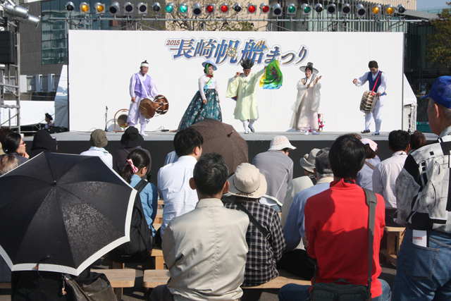 나가사키 범선축제를 구경나온 일본인들 앞에서 국악을 공연 중이다.