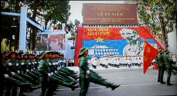 4월 30일 오전 호찌민시의 통일궁(전 독립궁)과 레 주안 대로에서는 베트남 남부 해방 및 통일 40주년을 기념한 군사퍼레이드가 펄쳐졌다(베트남 국영TV 화면).