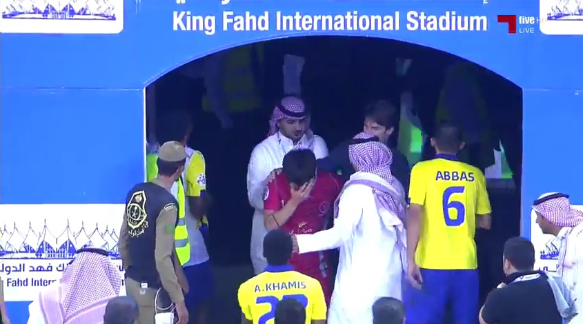  카타르 레퀴야의 남태희가 AFC 챔피언스리그 경기 후 상대 선수에게 폭행을 당해 얼굴을 감싸고 고통스러워하고 있다.