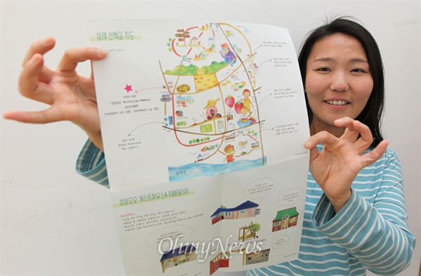 서울을 떠나 전라북도 완주 삼례에 귀촌한 설레 씨가 삼례 산책길을 소개하기 위해 직접 디자인하고 만든 지도를 자랑하고 있다. 