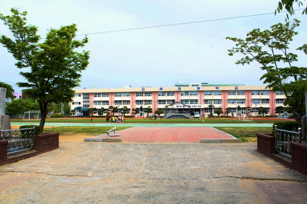 전국 최초 남녀공학 학교인 진주초등학교