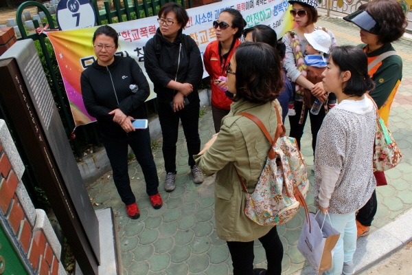 ‘경상우도 소학교 터’ 표지석 앞에서 박미자 진주문화관광해설사의 설명을 듣고 있는 참가자들.