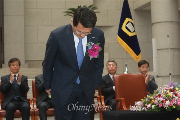 박상옥 신임 대법관이 8일 오후 서울 서초구 대법원에서 열린 취임식에서 취임사를 마친 뒤 고개숙여 인사하고 있다.