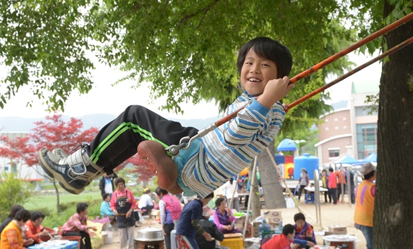 9일 열린 거창군 면민체육대회에서 어린이들이 그네를 타며 즐거워하고 있다.