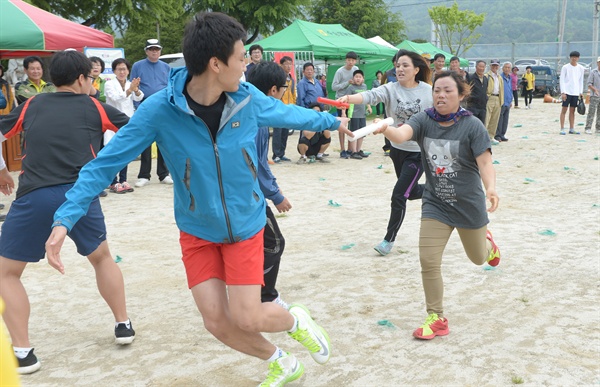 9일 열린 거창군 면민체육대회에서 주민들이 릴레이 달리기를 하고 있다.