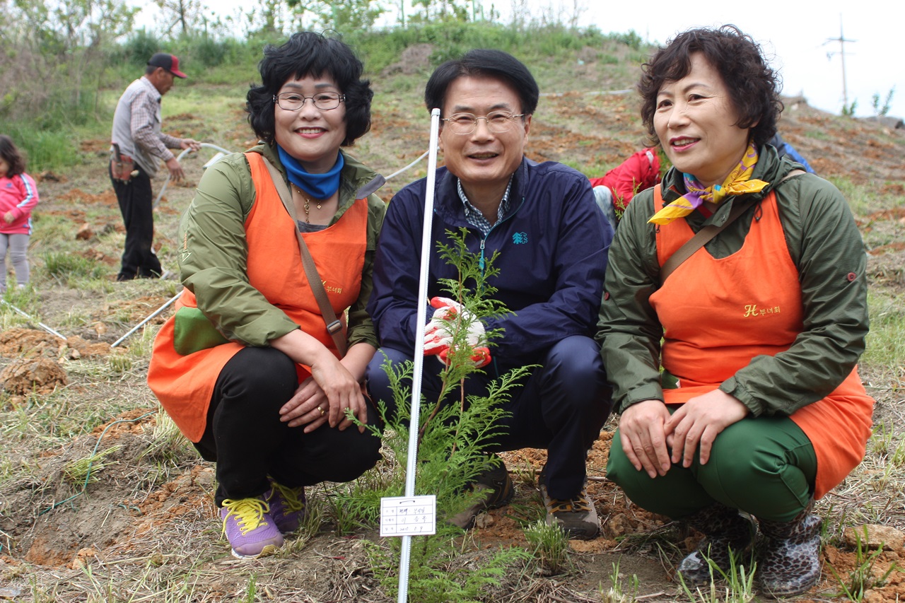 9일 '숲속의 전남 아름다운 숲가꾸기' 행사에서 편백나무 식재를 마친 여수시 이승옥 부시장(가운데)과 우필순 부녀회장(좌) 그리고 김선자 부회장의 모습.
