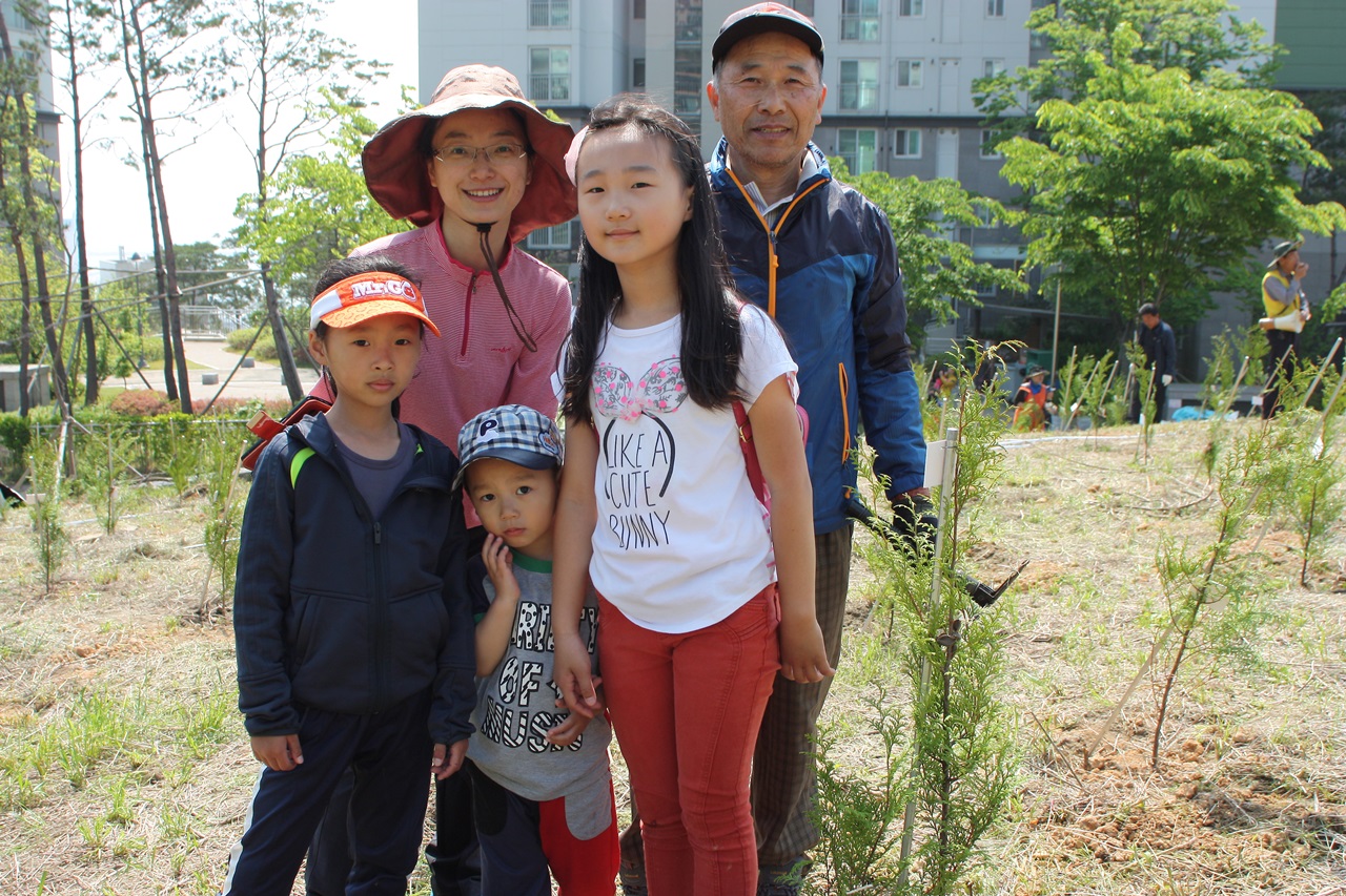 은성이네 가족은 할아버지와 같이 5명이 참가해 편백나무를 심었다.
