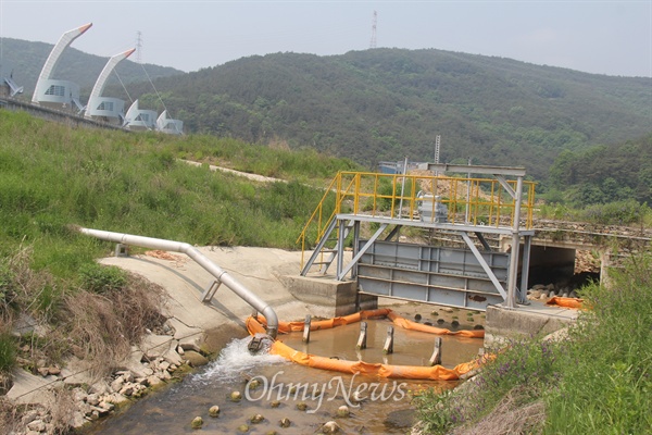 한국수자원공사와 시공사인 에스케이(SK)건설은 4~5월 사이 합천창녕보 좌안 우도 위쪽의 물 흐름을 느리게 하기 위한 보수공사를 하고 있다.