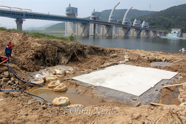 한국수자원공사와 시공사인 에스케이(SK)건설은 4~5월 사이 합천창녕보 좌안 우도 위쪽의 물 흐름을 느리게 하기 위한 보수공사를 하고 있다.