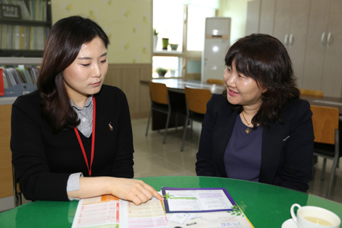 박아름 씨가 같은 교육훈련팀의 박은영 부장과 교육 프로그램에 대한 얘기를 나누고 있다.