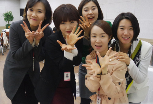 박아름 씨가 여수여성인력개발센터에서 함께 일하고 있는 동료들과 함께 포즈를 취했다. 