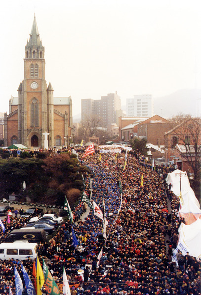 1996년 12월 30일 노동법 개정 총파업 당시 명동 성당 집회 사진