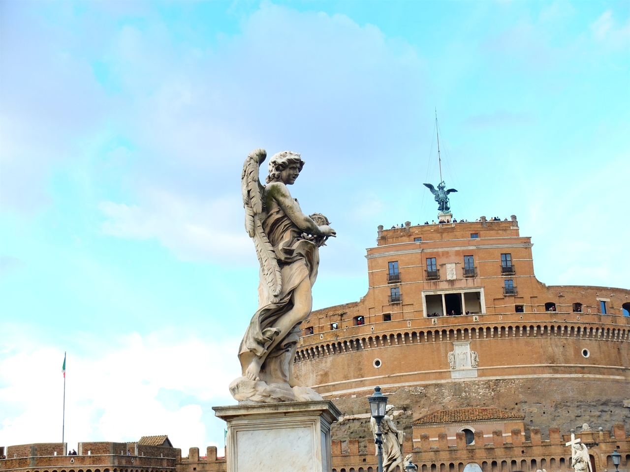 베르니니 '면류관을 든 천사' 로마, 산탄젤로 다리 - 원본은 ‘산탄드레아 델라 프라체 성당’에서 만날 수 있습니다.