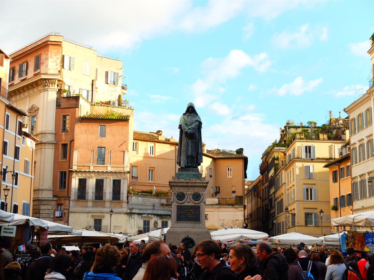 로마, 피오리 광장(꽃의 광장) 중심에는 브루노의 아름다운 정신이 살아있습니다.   