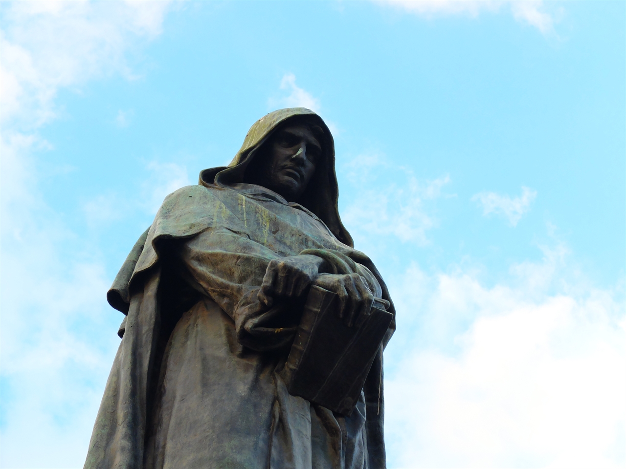 브루노의 죽음 300년 후 빅토르 위고와 입센, 바쿠닌 등이 주도하여 건립한 브루노의 동상. 자유로운 사상을 위해 순교한 그의 정신이 느껴집니다. 