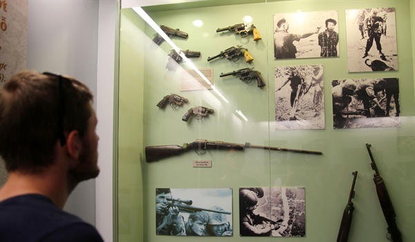 68년 뗏(구정) 공세 당시 사이공 경찰국장 응웬 녹 로안이 베트콩 장교를 노상에서 권총으로 사살하는 장면은 전세계의 반전 여론에 즉각적 반향을 불러일으켰다. 1968년 퓰리처상 수상작인 이 사진은 베트남전에서 노획한 총기들과 함께 전시돼 있다.