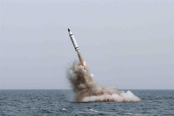 북한 김정은 국방위원회 제1위원장이 전략잠수함 탄도탄수중시험발사를 참관했다고 조선중앙통신이 9일 보도했다. 2015.5.9