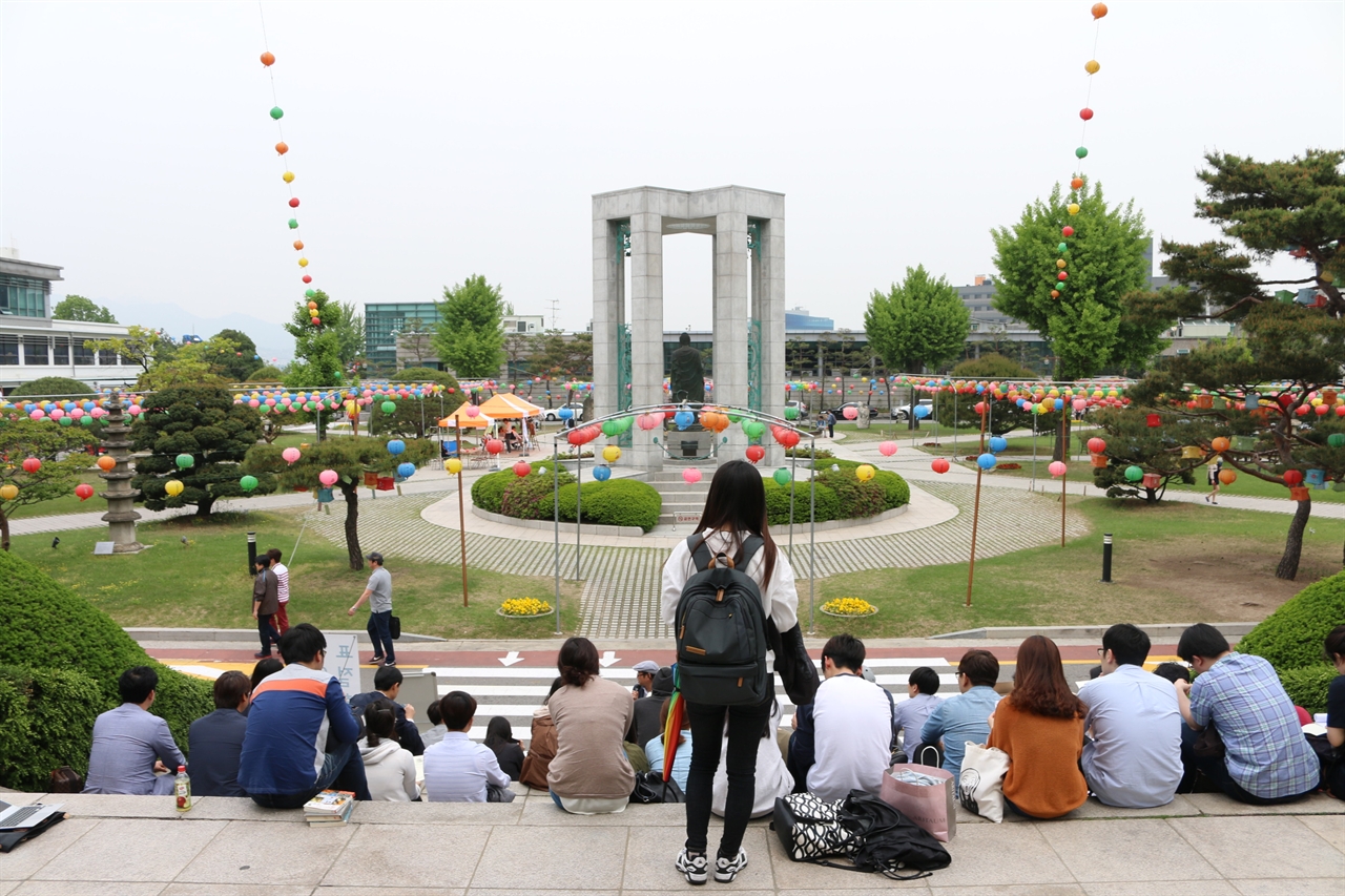 5월 11일 12시 동국대학교 교수협의회 회장 한만수 교수가 동국대학교 광장에서 천막 강의를 하고 있다.