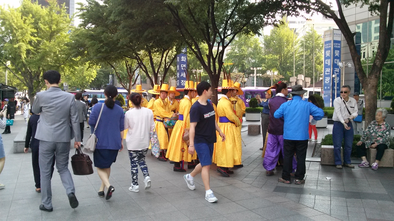 제19회 하동야생차문화축제 홍보차 9일 진행된 <왕의 녹차 진상식> 행렬에 참가하는 분들이 준비 중인 모습.
