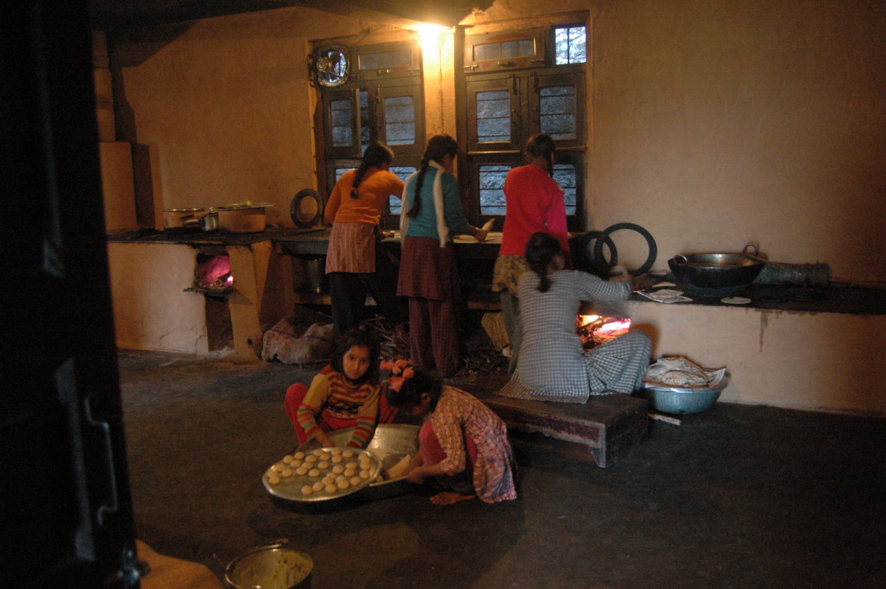 락시미 아쉬람 주방. 학생들이 순번을 정해 직접 식사를 준비하고 있다.