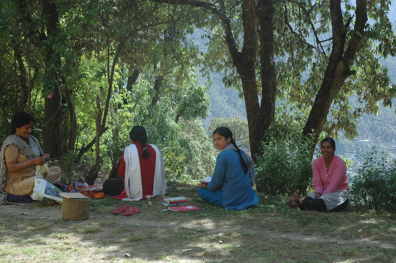 그늘 아래에서 손뜨개질 수업을 하고 있는 중년 여성. 젊은 여선생은 국어(힌두어)를 가르치고 있다. 
