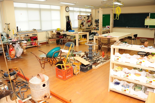예술작업실 꼬물은 학생들의 상상력이 물건으로 탄생하는 공간이다.