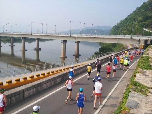 기록화의 배경과 유사한 지점에서 촬영한 정암진 사진  다리 건너 멀리 보이는 산과 강이 일치했다.