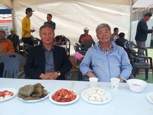 오영호 군수와 이재근 경남일보 대표이사  구릿빛 피부가 농사일 하다 오신듯 건강해 보인다. 이재근 대표는 경남 산청군수를 역임했다.