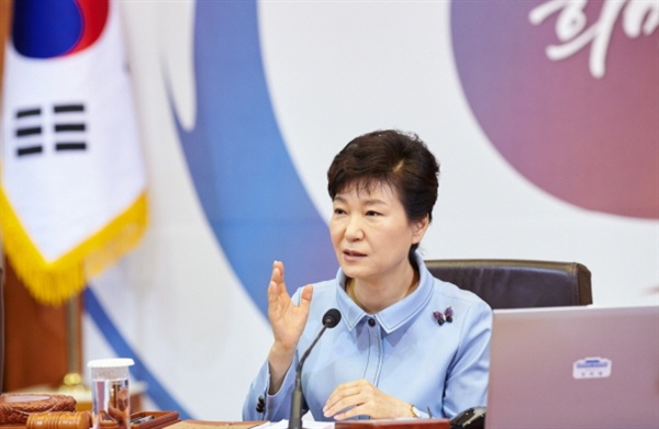 박근혜 대통령이 12일 오전 청와대에서 제19회 국무회의를 주재하고 있다.