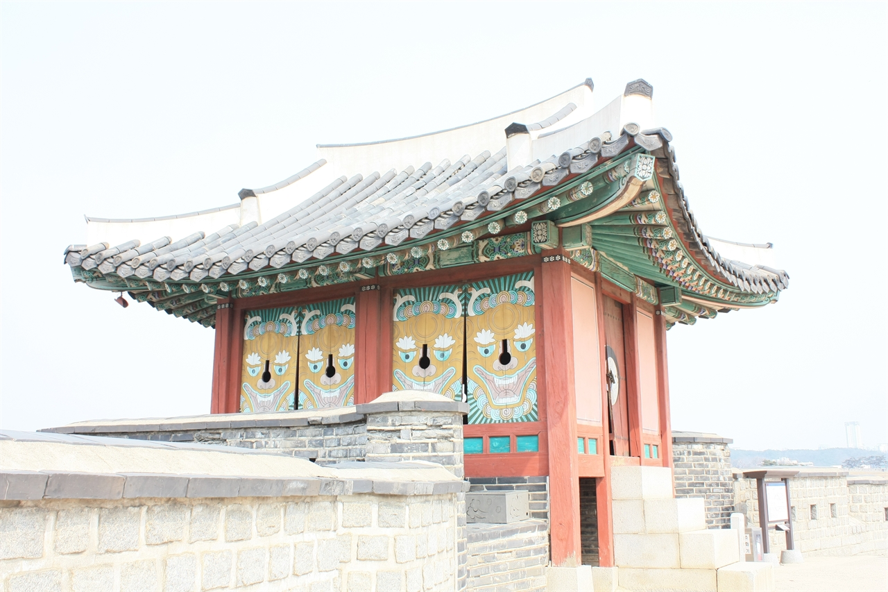 판문이 설치되어있는 동북포루
