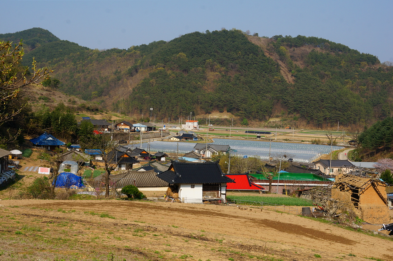 오운마을 전경 구름과 안개가 자주 끼여 구름골, 운곡(雲谷)이라 불린 곳답게 산으로 둘러싸여 그윽하고 평화롭다