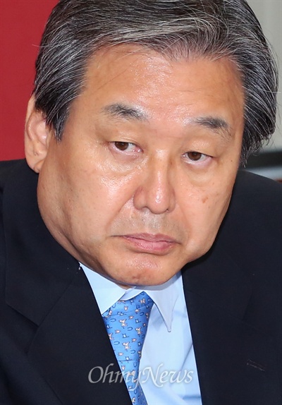 새누리당 김무성 대표가 13일 오전 국회에서 열린 최고중진연석회의에 참석해 생각에 잠겨 있다.