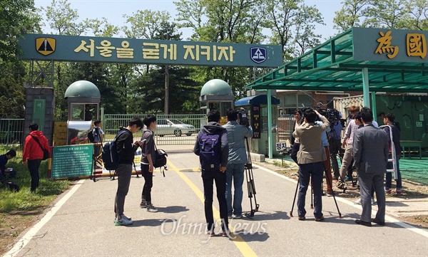  13일 오전 예비군 사격훈련중 총기 사망사고가 발생한 서울 서초구 내곡동 모 예비군 훈련장 앞에서 취재진이 취재하고 있다.