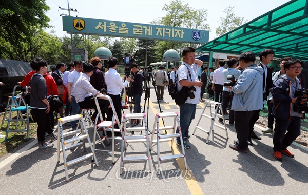 13일 오전 서울 서초구 내곡동 육군 수도방위사령부 예하 52사단 예비군 훈련장에서 총기난사 사고가 발생한 가운데, 수많은 기자들이 훈련장 입구에 모여 사고상황을 취재하고 있다.