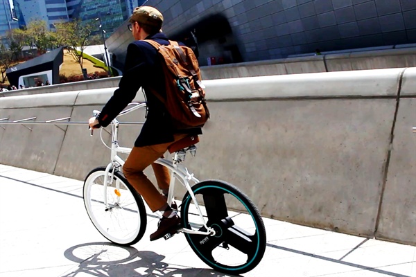 국내 벤처기업인 하이코어에서 개발한 '센티넬 휠'은 자전거 뒷바퀴 안에 전기 구동에 필요한 부품과 배터리를 내장한 '올인원 바퀴'로 기존 일반 자전거를 전기 자전거로 변신시킨다.